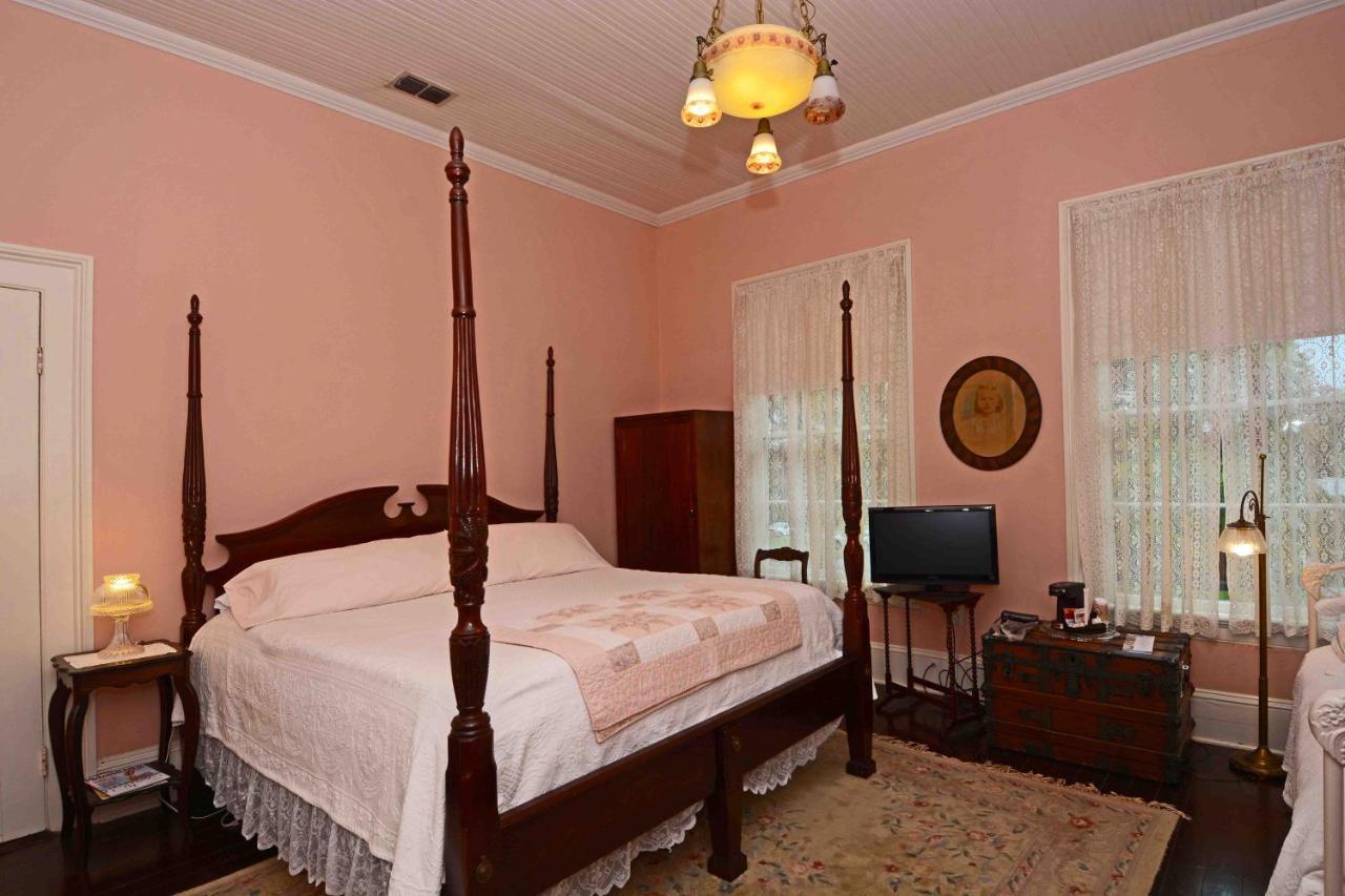 1872 Denham Inn Монтічелло Екстер'єр фото
